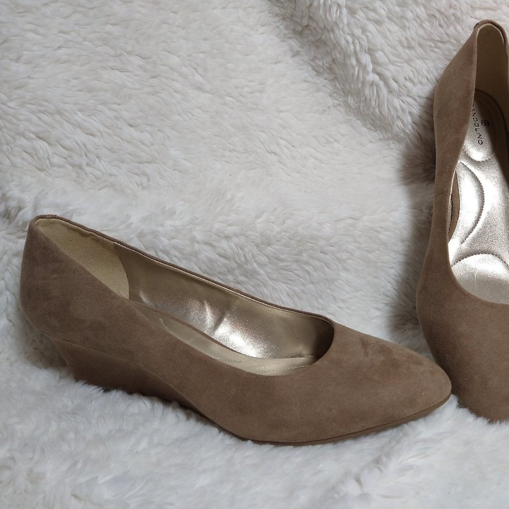Bandolino. Heels. 9.5 tan suede. New Never worn.